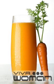 Свежевыжатый сок моркови содержит в себе такие витамины А, В, С, Д, Е, К, РР. 