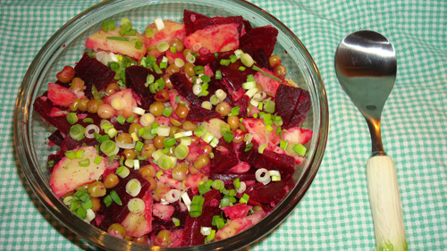 Готовый салат со свеклой и картошкой  украсить мелко нарезанным зеленым луком.